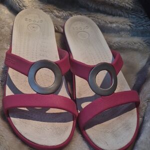 CROCS Women's Fuchsia Slide Sandals